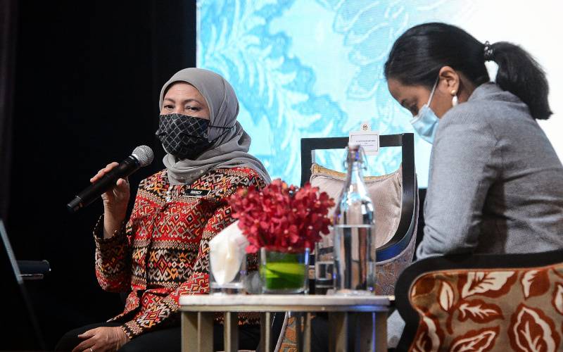 Nancy Shukri (kiri) berucap semasa sesi Panel Peringkat Tinggi di Persidangan Serantau Pertubuhan Pelancongan Dunia (UNWTO) mengenai Pemerkasaan Pelancongan di Asia dan Pasifik hari ini. Foto Bernama