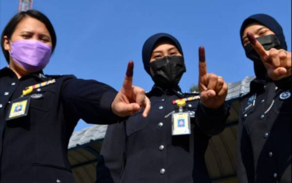 (Dari, kiri) Inspektor Margaret Mihos, Asisten Komisioner Azita Ramli dan Inspektor Fauzana Mohd Ramli selesai menunaikan tanggungjawab pada proses pengundian awal bagi Pilihan Raya Negeri Melaka di Dewan Serbaguna Ibu Pejabat Polis Kontinjen Melaka, Bukit Beruang pada Selasa.