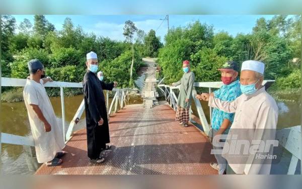 Penduduk setempat mengambil inisiatif dengan membina jambatan kayu dicelah-celah runtuhan itu bagi membolehkan mereka menggunakan kemudahan tersebut walaupun berdepan risiko.