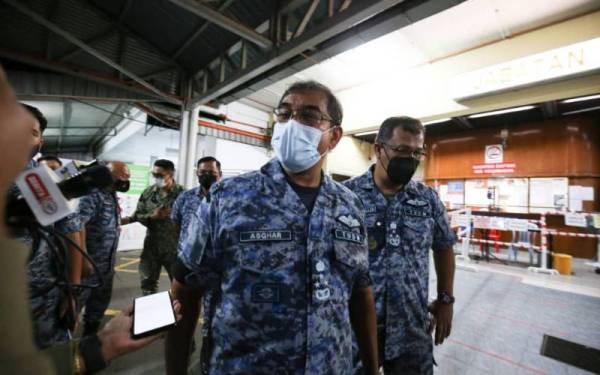 Leftenan Jeneral Datuk Mohd Asghar Khan Goriman Khan ketika ditemui pemberita di pekarangan Hospital Seberang Jaya (HSJ) pada awal pagi Rabu.