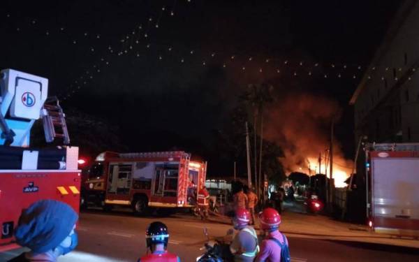 Kebakaran yang berlaku awal pagi Rabu melibatkan lapan buah rumah di Jalan Sultanah Zainab, Kota Bharu. - Foto ihsan pembaca
