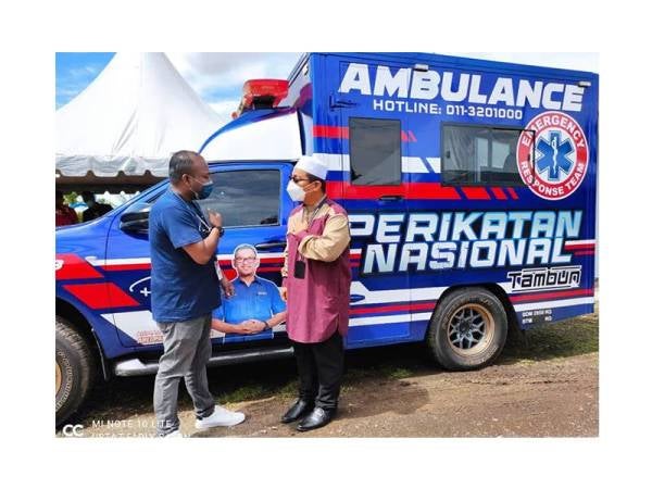 Mohd Fadly (kanan) beramah mesra bersama salah seorang pengundi di DUN Ayer Molek sewaktu kempen PRN Melaka.