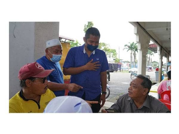 Muhammad Jefry sempat beramah mesra dengan penduduk setempat.