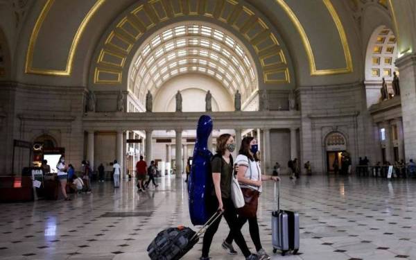 Orang ramai tidak lagi perlu memakai pelitup muka di Washington mulai minggu depan. - Foto AFP