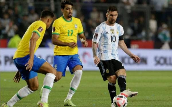 Kapten Argentina, Lionel Messi cuba melepasi kawalan dua pertahanan Brazil pada aksi kelayakan ke Piala Dunia. - Foto Inside Sport