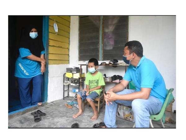 Dr Mohd Yadzil menyantuni penduduk di kawasan DUN Bemban.