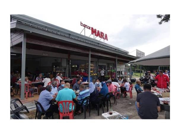 Tempat terbuka seperti Bazar Mara menjadi lokasi Gan berjumpa pengundi.