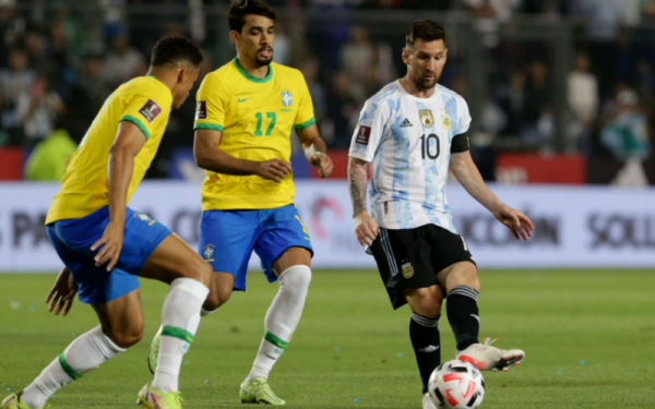 Kapten Argentina, Lionel Messi (kanan) cuba melepasi kawalan dua pertahanan Brazil pada aksi kelayakan berkenaan. - Foto Inside Sport