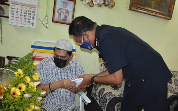 Shamsul Amar menyampaikan sumbangan kepada Ruslan dalam lawatan kebajikan di kediaman anggota itu di Klang pada Selasa.