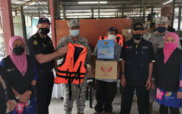 Nurul Hizam ( tiga dari kiri) pada Program Khidmat Komuniti Redback ke-16 di Kampung Sungai Punggut Senggarang, Batu Pahat pada Rabu.