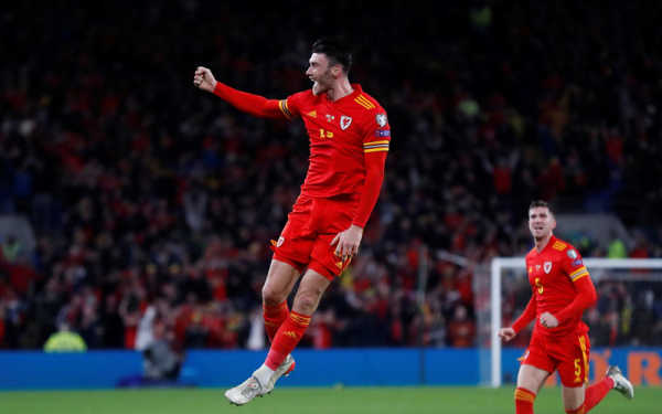 Moore (kanan) meraikan jaringan penyamaannya ketika berjaya mengikat Belgium 1-1. - Foto Reuters