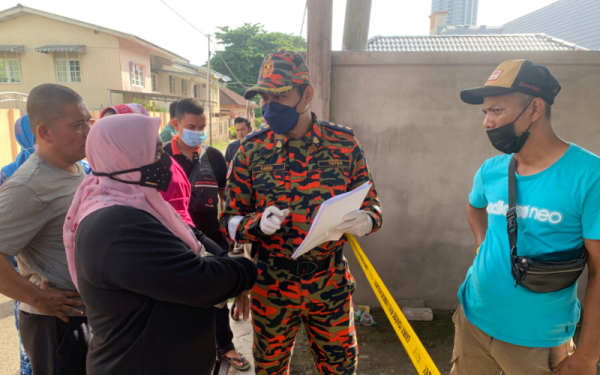 Farid (tengah) mendapatkan maklumat terperinci daripada mangsa kejadian.