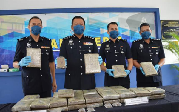 Shamsul Amar (dua dari kiri) menunjukkan dadah yang dirampas ketika sidang akhbar di IPD Klang Selatan, Klang pada Rabu.