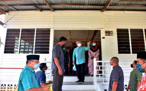 Al-Sultan Abdullah berkenan meninjau keadaan rumah salah seorang penduduk Kampung Permatang Pauh, Pekan Hamimah Mat, 73, (empat dari kanan) yang telah siap dibaik pulih pada Rabu.