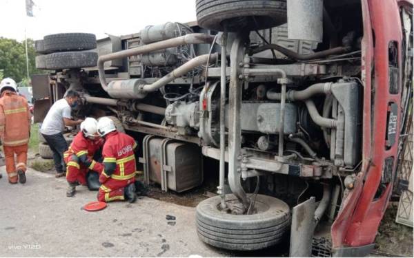 Anggota bomba menjalankan kerja mengeluarkan mangsa.