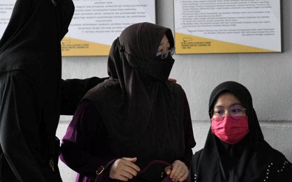 Balu Allahyarham Kapten Mohamad Affendi Bustamy, Nurul Izati Shari, 31, (tengah) tiba bagi menuntut jenazah suaminya di unit Forensik Hospital Seberang Jaya pada Rabu. - Foto Bernama