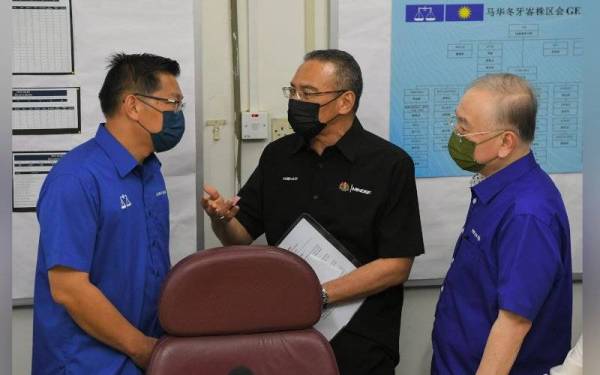 Hishammuddin Tun Hussein (tengah) berbincang sesuatu bersama Calon Barisan BN bagi DUN N14 Klebang, Datuk Lim Ban Hong (kiri) dan Presiden MCA, Datuk Seri Ir Dr Wee Ka Siong (kanan) selepas sidang media insiden kemalangan pesawat pejuang HAWK di bilik gerakan BN Klebang pada Rabu. - Foto Bernama
