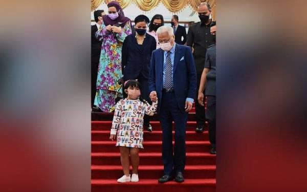 Pada program sambutan Hari Kanak-Kanak Sedunia 2021 di Parlimen pada Rabu, cucu Ismail Sabri, Jeanelle Nika Mandagie, 4, turut hadir.