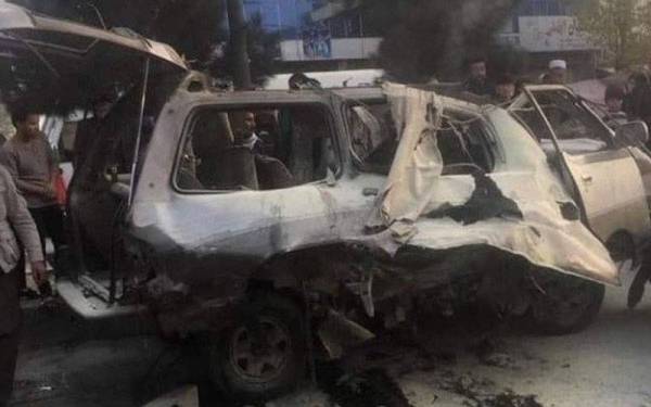 Sebuah bas mini turut musnah dalam kejadian itu. Foto Twitter