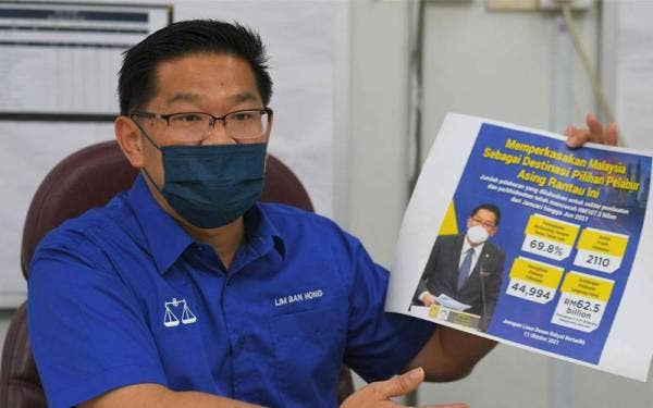 Calon BN bagi DUN N14 Klebang,Datuk Lim Ban Hong menunjukkan statistik pelaburan Negara pada sidang media di bilik gerakan BN Klebang pada Rabu. - Foto Bernama