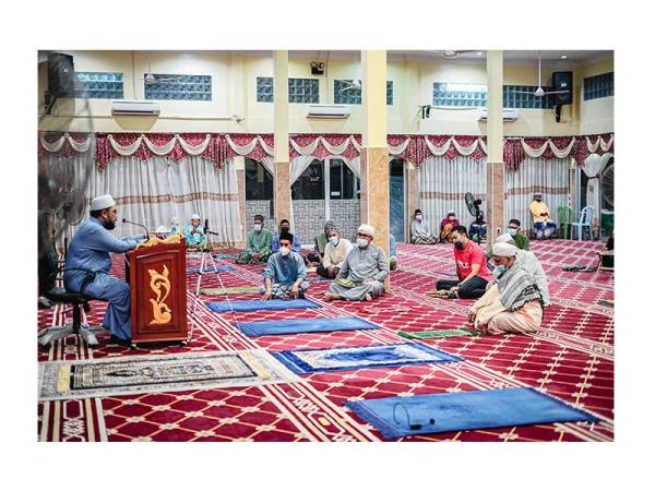 Mohd Amir turut bersama kariah setempat untuk berjemaah dan menyertai pengajian di masjid.