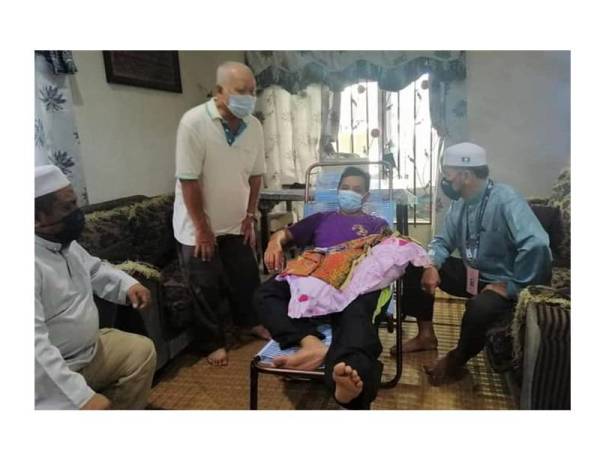 Kamarudin (kanan) mengunjungi warga emas dan pesakit terlantar untuk bertanya khabar.