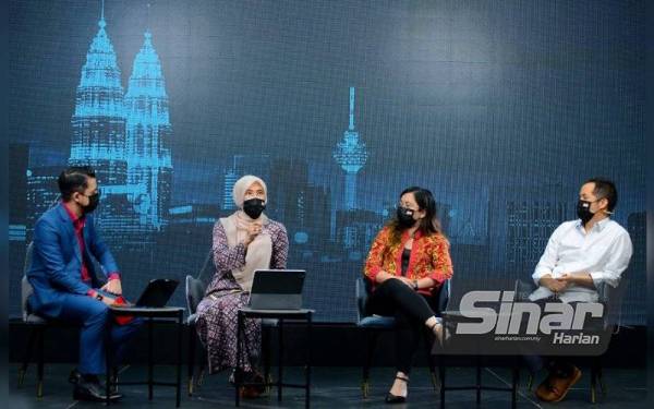 Dari kiri; Amin Nurul Izzah Qyira Nathaniel ketika program Kompas Rasuah Busters bertajuk 'Rasuah: Duhai Anak Muda Apa Dah Jadi?' yang diadakan di Kompleks Karangkraf pada Rabu.