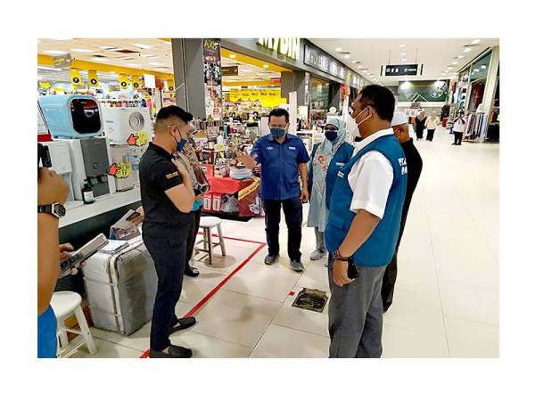 Abd Alim berkesempatan mendengar dan menjelaskan masalah rakyat ketika bertembung di pasar raya.