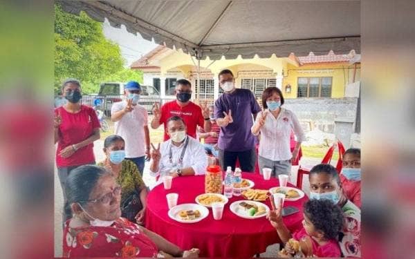 Muhammad Asri (duduk, tiga dari kiri) beramah mesra dengan masyarakat DUN Lendu dalam suasana normal baharu.
