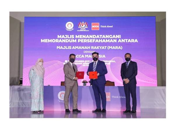 Sesi pertukaran dokumen MoU antara Mara dan ACCA Malaysia.