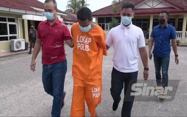 Tertuduh (depan, tengah) dibawa ke Mahkamah Majistret Rompin pada Khamis.