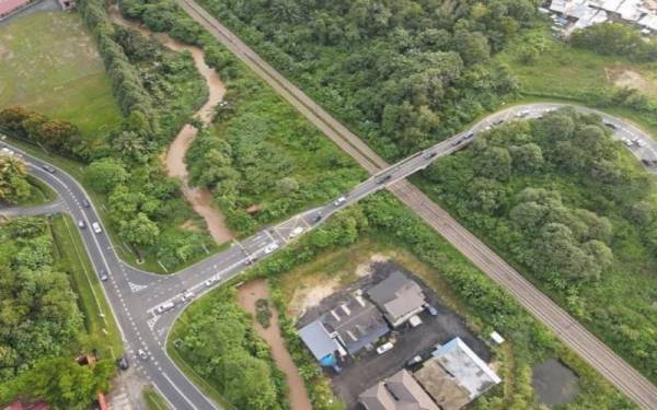Projek pembinaan jambatan baharu menghubungkan Kampung Batang Benar dan Taman Industri Nilai dijangka dapat mengatasi kesesakan lalu lintas di kawasan berkenaan.
