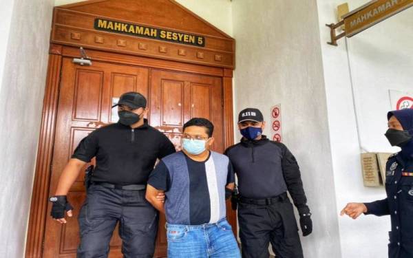 Tertuduh dibawa keluar setelah selesai sesi pendakwaan di Mahkamah Sesyen di sini pada Khamis.