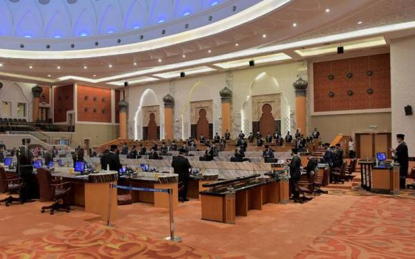 Menteri Besar Johor Datuk Ir Hasni Mohammad hadir bagi membentangkan Belanjawan Johor 2022 pada Persidangan Keempat Dewan Undangan Negeri Johor Ke-14 di Bangunan Sultan Ismail, Kota Iskandar pada Khamis. - Foto Bernama 