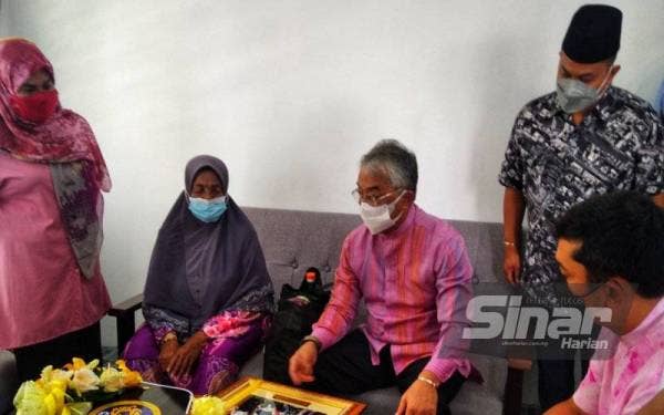 Al-Sultan Abdullah (tiga,kanan) bertanyakan sesuatu kepada Ramlah (dua,kanan) ketika melihat sendiri dalam rumah tersebut sambil diperhatikan Tengku Muhammad (kiri,duduk)