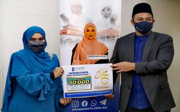 Nora dan Mohd Hanif selepas menandatangani Memorandum Persefahaman (MoU) antara Yayasan Sofa dan Datuk Nora di Seremban pada Khamis.