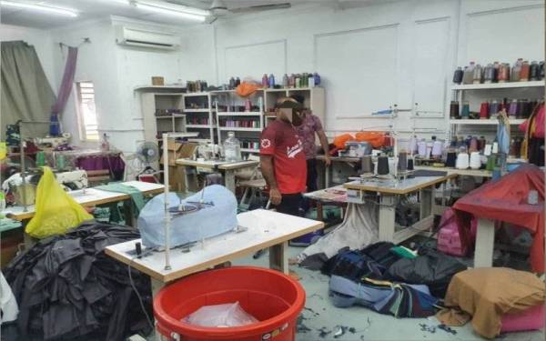 Antara tukang jahit warga asing yang diperiksa Imigresen dalam serbuan di beberapa buah premis di Shah Alam pada Rabu.