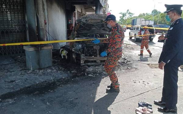 Hoong Fong (kanan) meninjau lokasi kebakaran di Taman Pandamaran Permai pada Khamis.