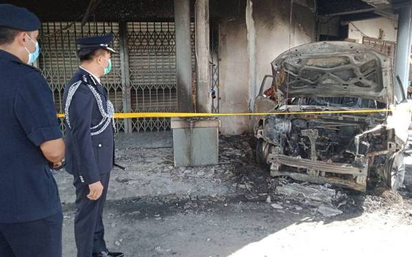 Hoong Fong (dua dari kiri) meninjau lokasi kebakaran di Taman Pandamaran Permai pada Khamis.