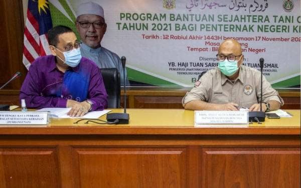Ketua Pengarah Agensi Pengurusan Bencana Negara (NADMA) Datuk Dr Aminuddin Hassim (kanan) hadir bagi mendengar taklimat persiapan menghadapi Monsun Timur Laut di Bilik Gerakan Negeri Kota Darul Naim hari ini.
Turut hadir Timbalan Setiausaha Kerajaan (Pembangunan) negeri Kelantan Datuk Dr. Tengku Mohamed Faziharudean Tengku Feissal (kiri). - Foto Bernama