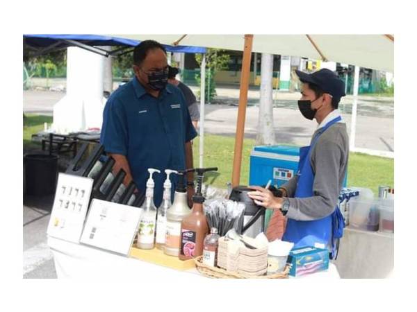 Mengambil tahu masalah dihadapi golongan peniaga kecil.