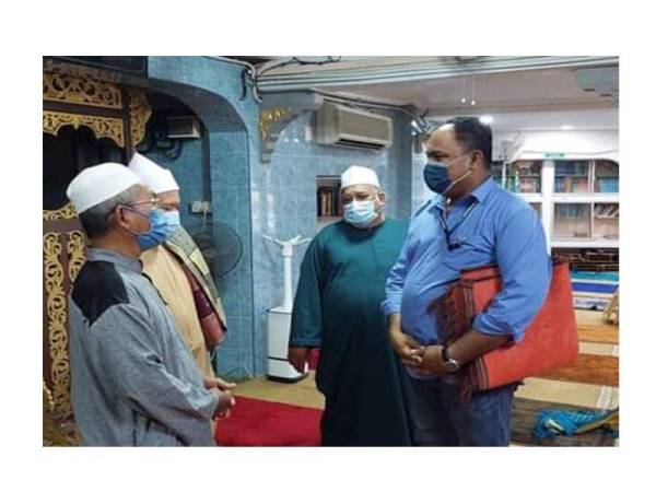 Mendekati jemaah masjid dan mendengar luahan hati mereka.