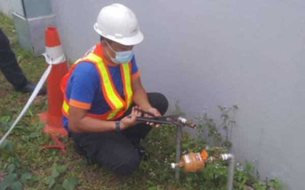 Anggota penguat kuasa SAINS bersama SPAN menyerbu dua premis disyaki mencuri air di Seremban pada Rabu.- Foto Sains