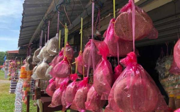 Cencaluk dan belacan Melaka antara makanan yang dicari pengunjung dari negeri lain.- Foto Astro Awani