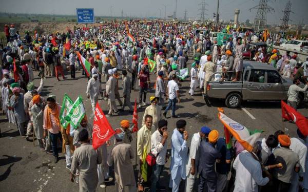Beribu-ribu petani berkhemah di pinggir Delhi menuntut pemansuhan undang-undang pertanian itu yang didakwa akan menjejaskan pendapatan mereka. - Foto AP