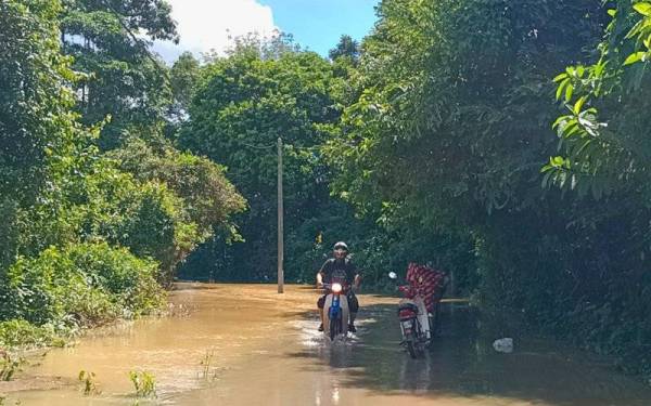 Penduduk mengalihkan kenderaan mereka ke tempat selamat selepas beberapa kampung dinaiki air.