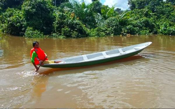 Penduduk di Kampung Lanchang menjadikan perahu sebagai pengangkutan utama mereka selepas kampung tersebut dinaiki air sedalam satu meter.