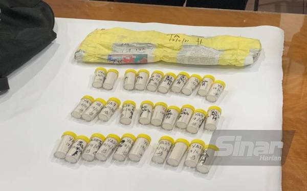 Botol-botol kecil yang diisi dengan serbuk putih dipercayai dadah jenis heroin.