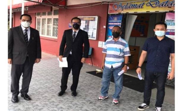 Nik Saiful (dua dari kiri) mengakui anak guamannya bercakap benar memandangkan mereka merupakan anak jati kampung berkenaan.