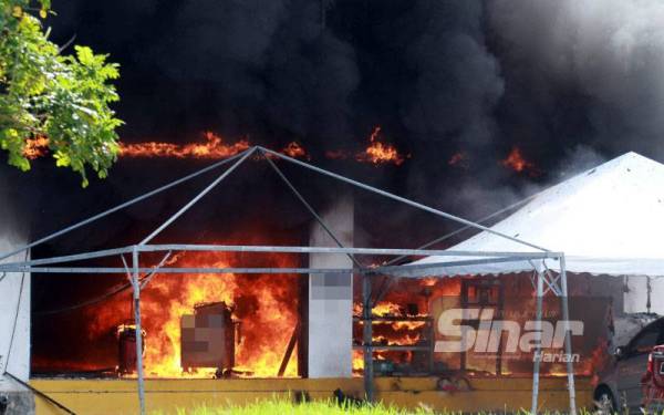 Api marak ketika anggota Bomba dan Penyelamat tiba di lokasi kejadian di Bukit Puchong, Serdang pada Jumaat. - FOTO SINAR HARIAN/ ROSLI TALIB